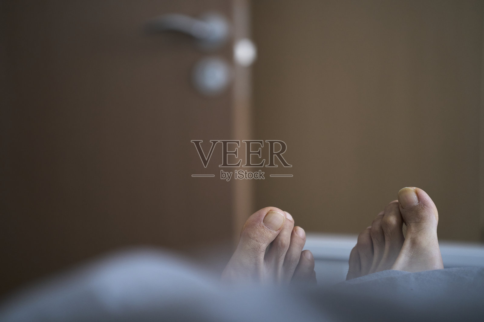 光脚在床上照片摄影图片