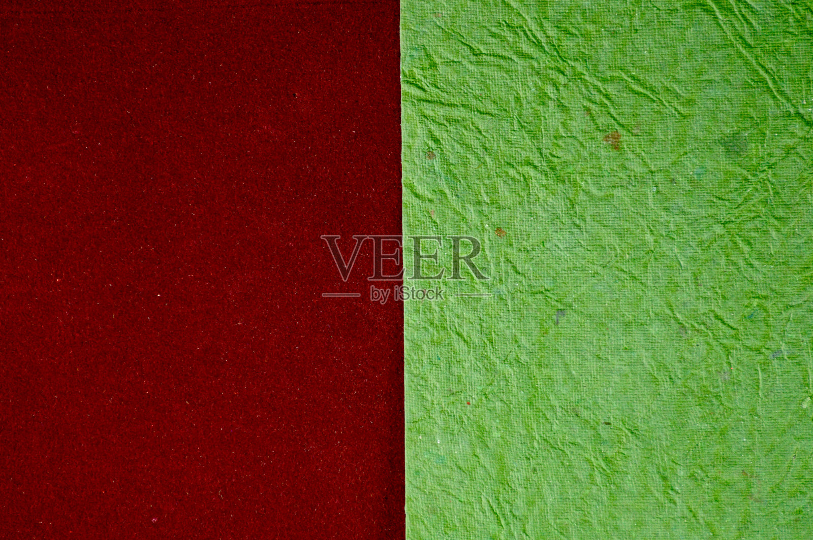 两种颜色对比鲜明的绿色和深褐色的栗色或焦炭色的垃圾色背景，分为两道50条50条的区域照片摄影图片