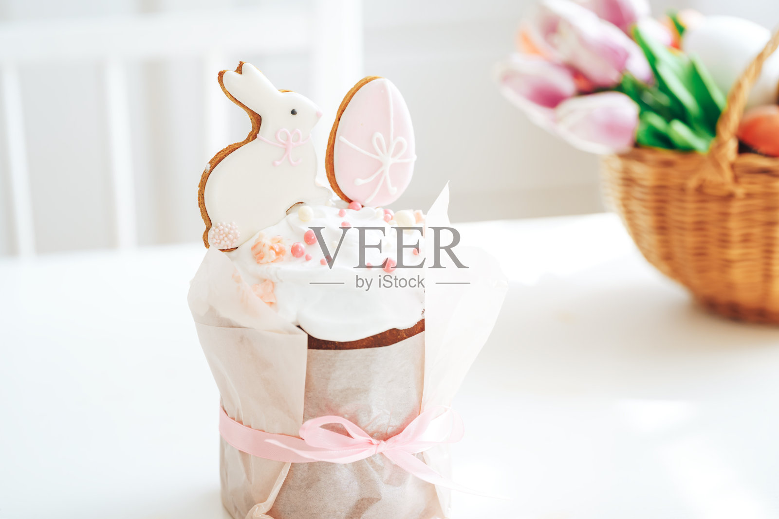 用蝴蝶结系在复活节蛋糕上的兔子和鸡蛋形状的饼干照片摄影图片