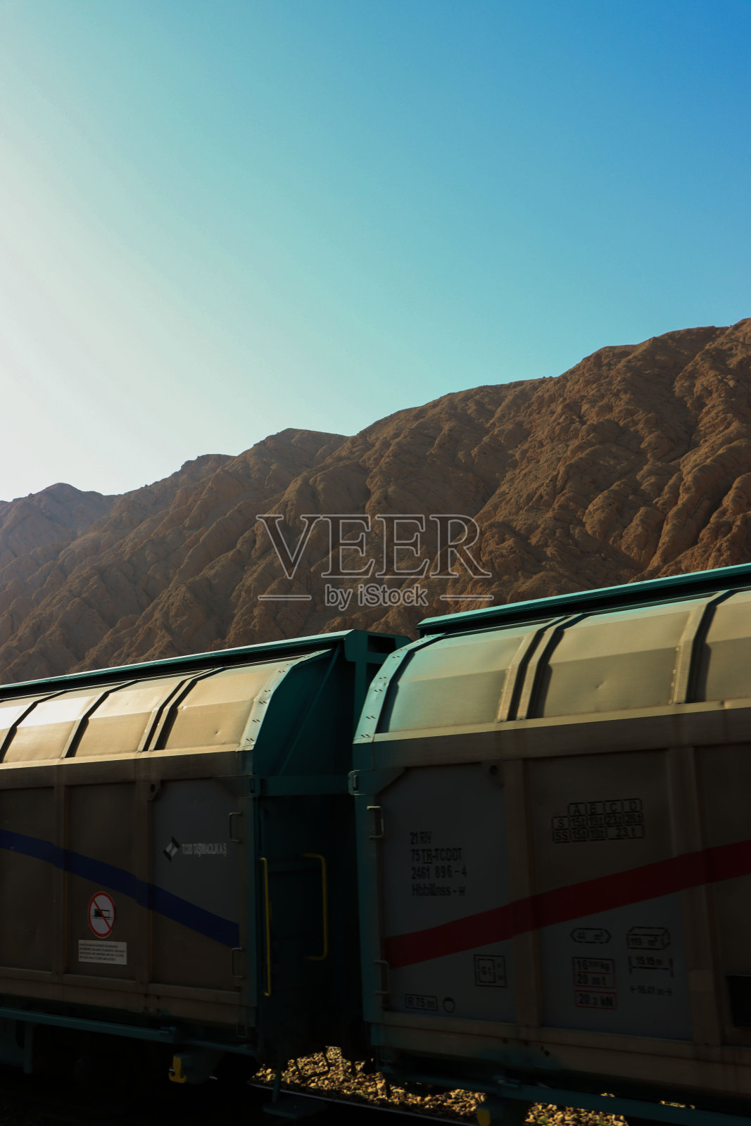 两列相连的火车照片摄影图片