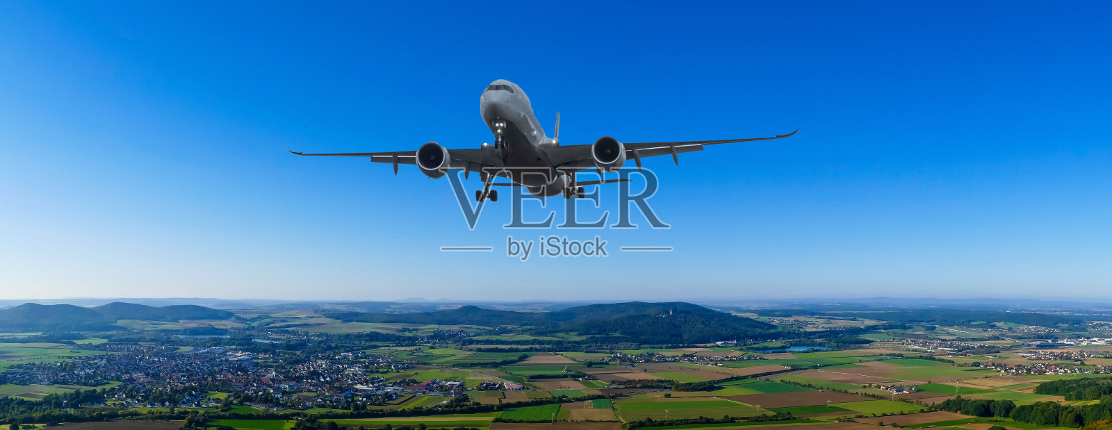 飞机飞越巴伐利亚景观照片摄影图片