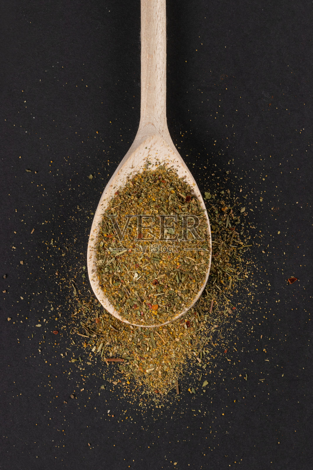 Khmeli-suneli在黑暗的背景木勺。格鲁吉亚传统香料照片摄影图片