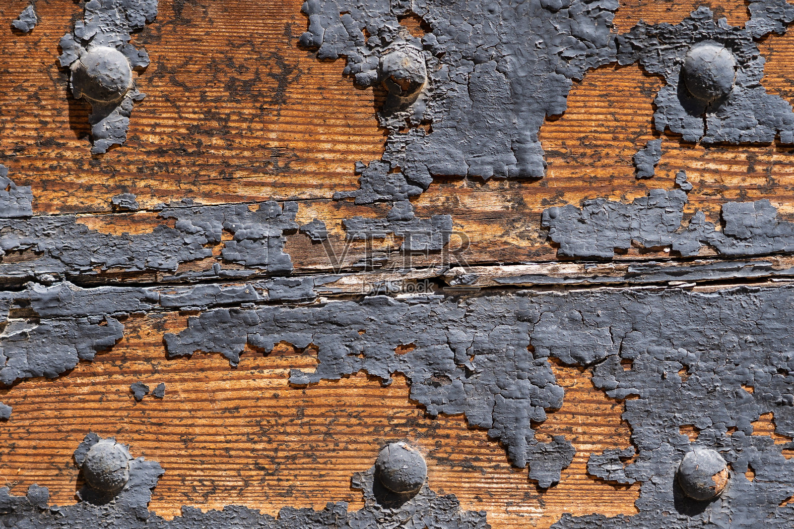 潮湿使木门上的油漆剥落。照片摄影图片