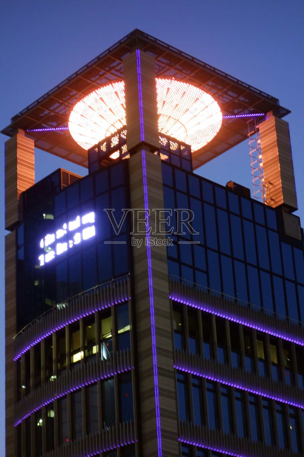 远处的灯光出现照片摄影图片