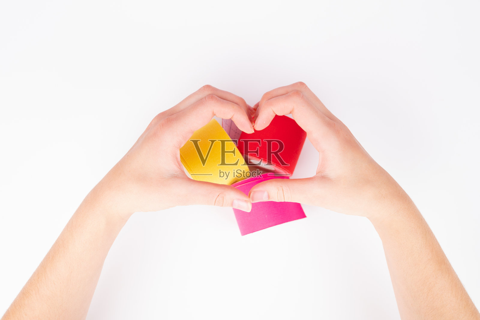 女性用手指做心形的手势。贴胶带贴片的面带隔离在白色照片摄影图片