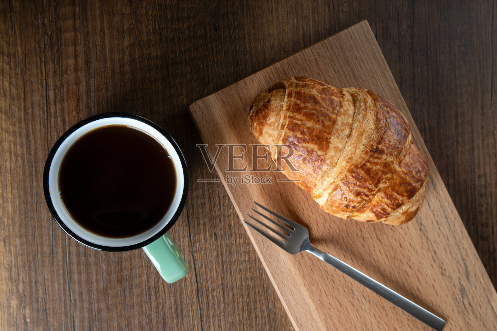 牛角面包加一杯全量咖啡，就在上面照片摄影图片