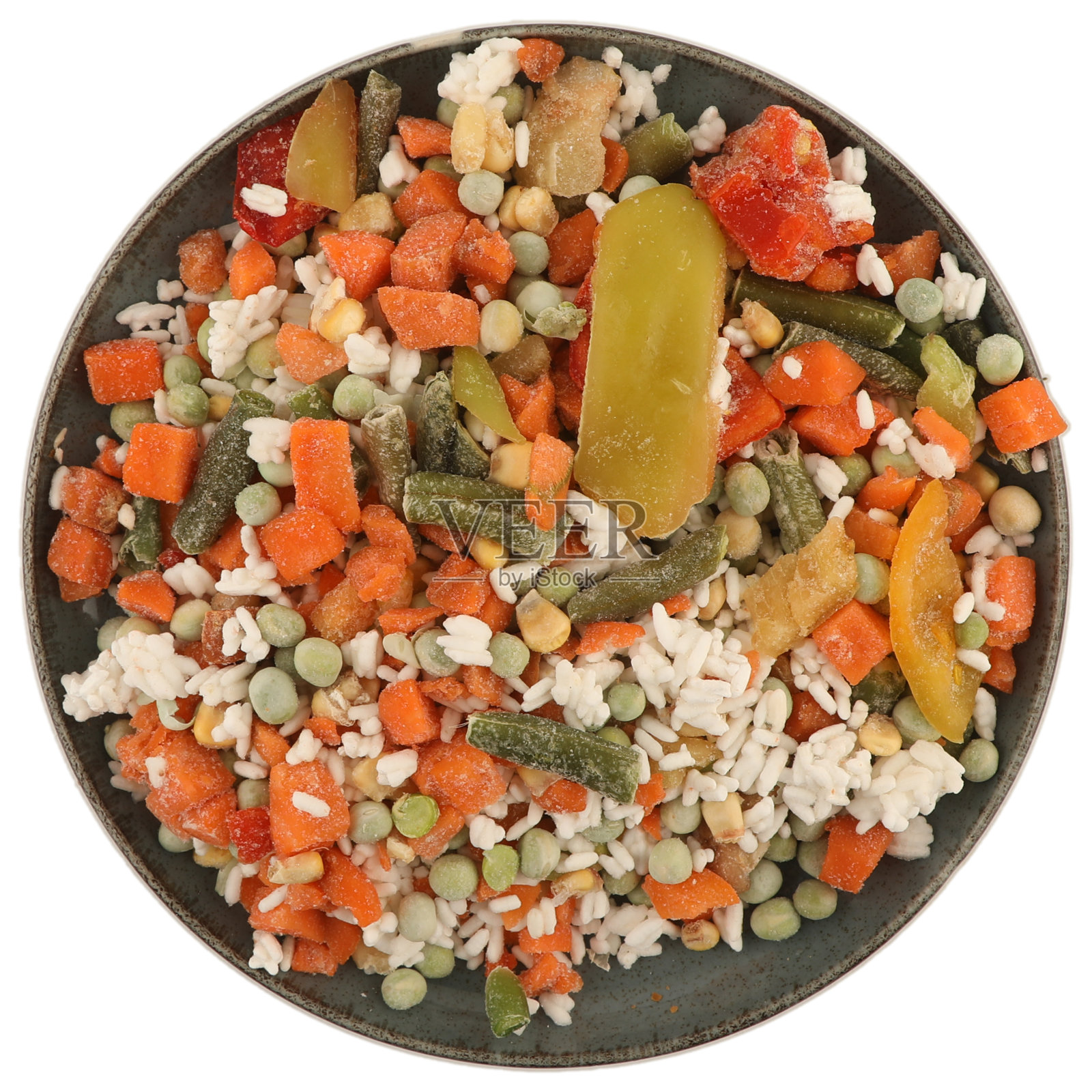 在一个木制背景的盘子里切碎的冷冻蔬菜。玉米，豌豆，胡椒，胡萝卜。副本的空间。照片摄影图片