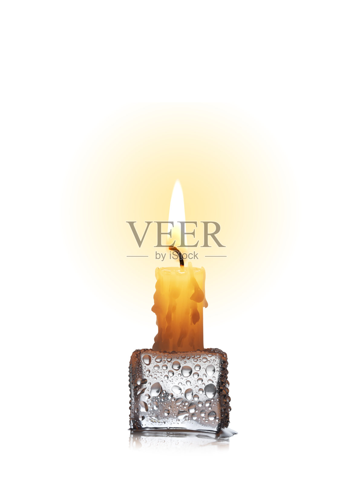 在冰块上燃烧的蜡烛照片摄影图片