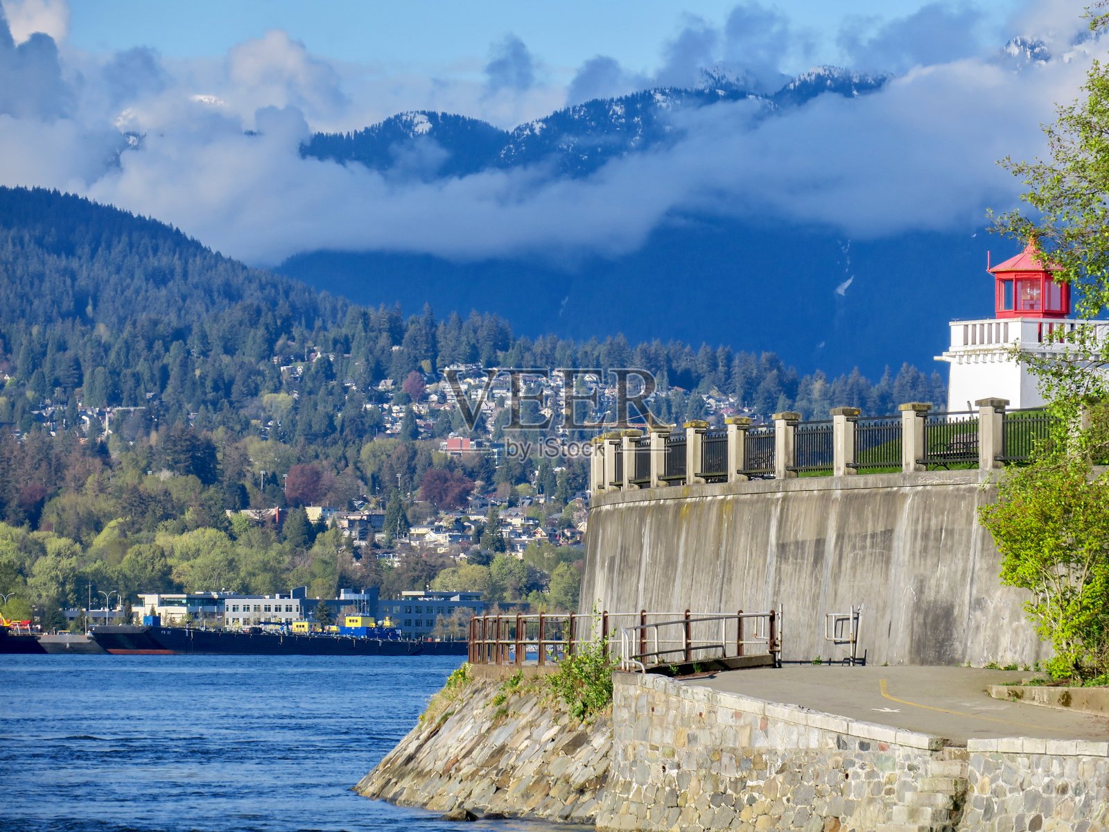 温哥华的灯塔、海堤和迷雾山脉照片摄影图片