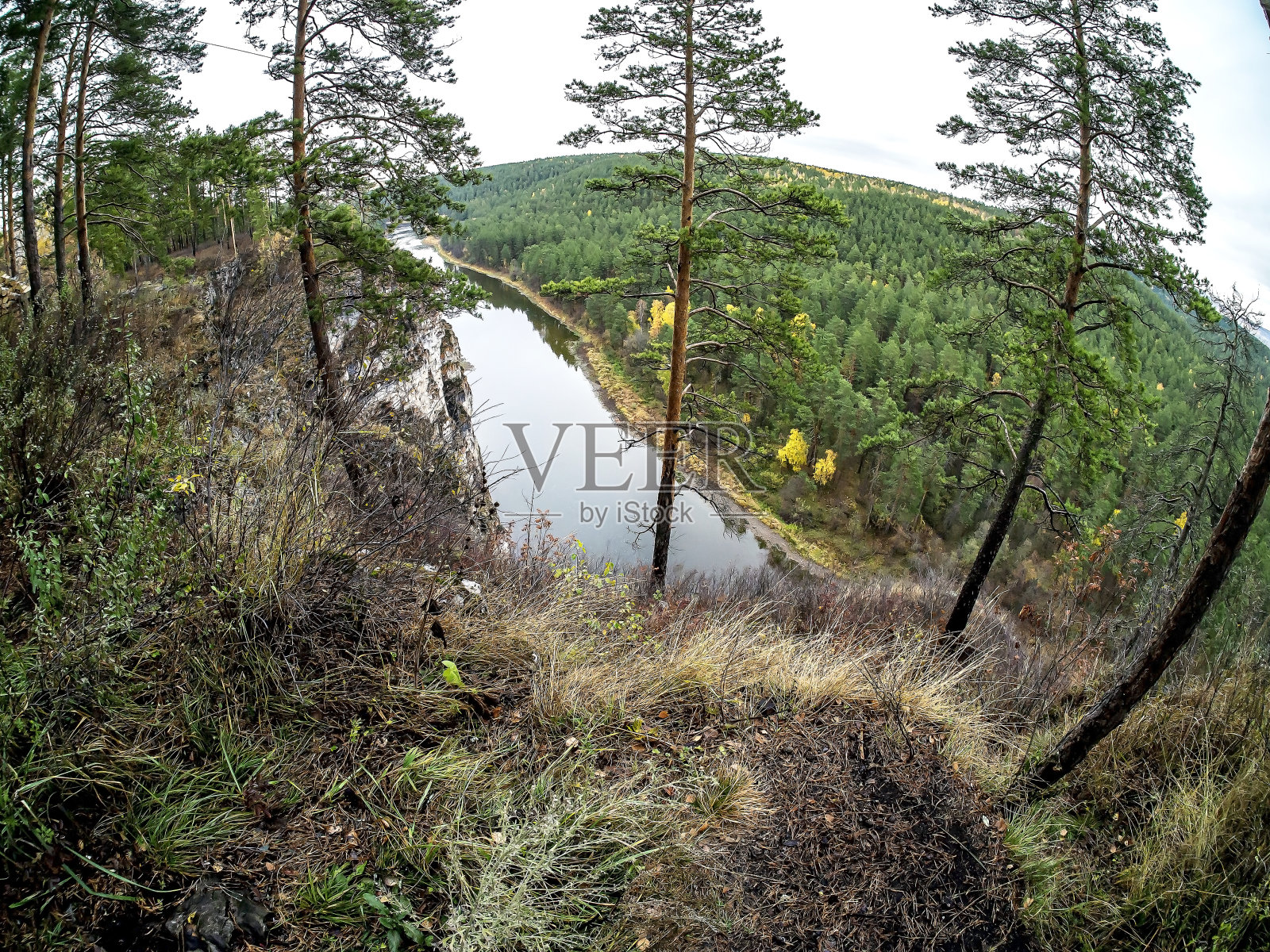从布满岩石的河岸俯瞰秋天的景色照片摄影图片