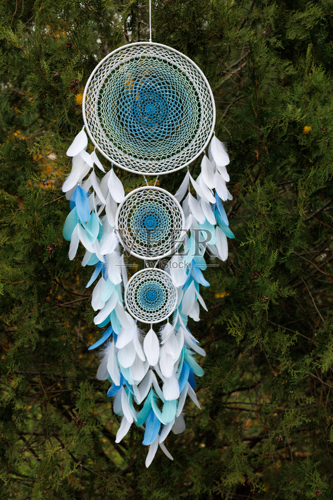 手工捕梦网与羽毛线和珠绳悬挂照片摄影图片