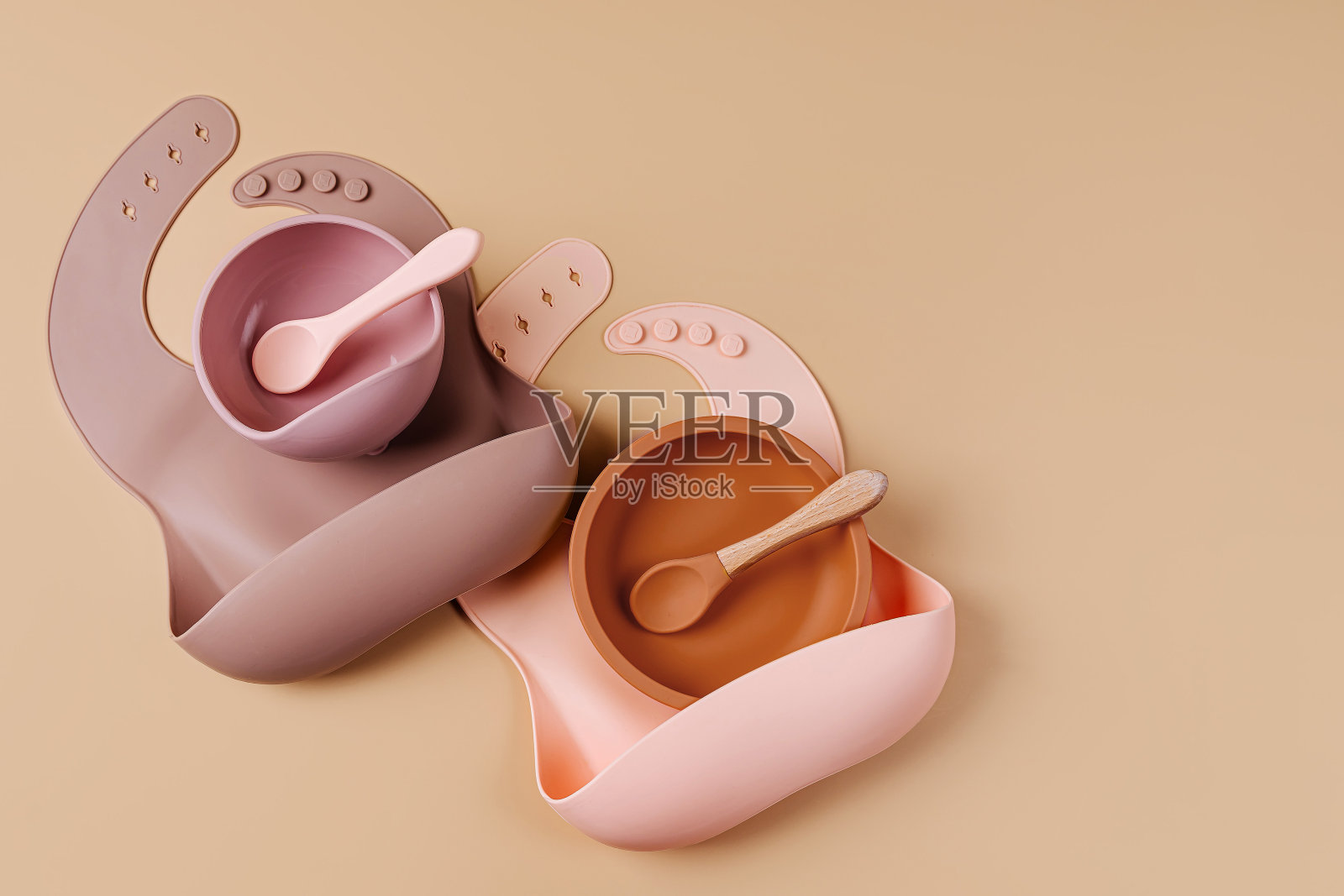 一套儿童餐具和硅胶围兜。小配件。营养与喂养理念。俯视图，平铺照片摄影图片