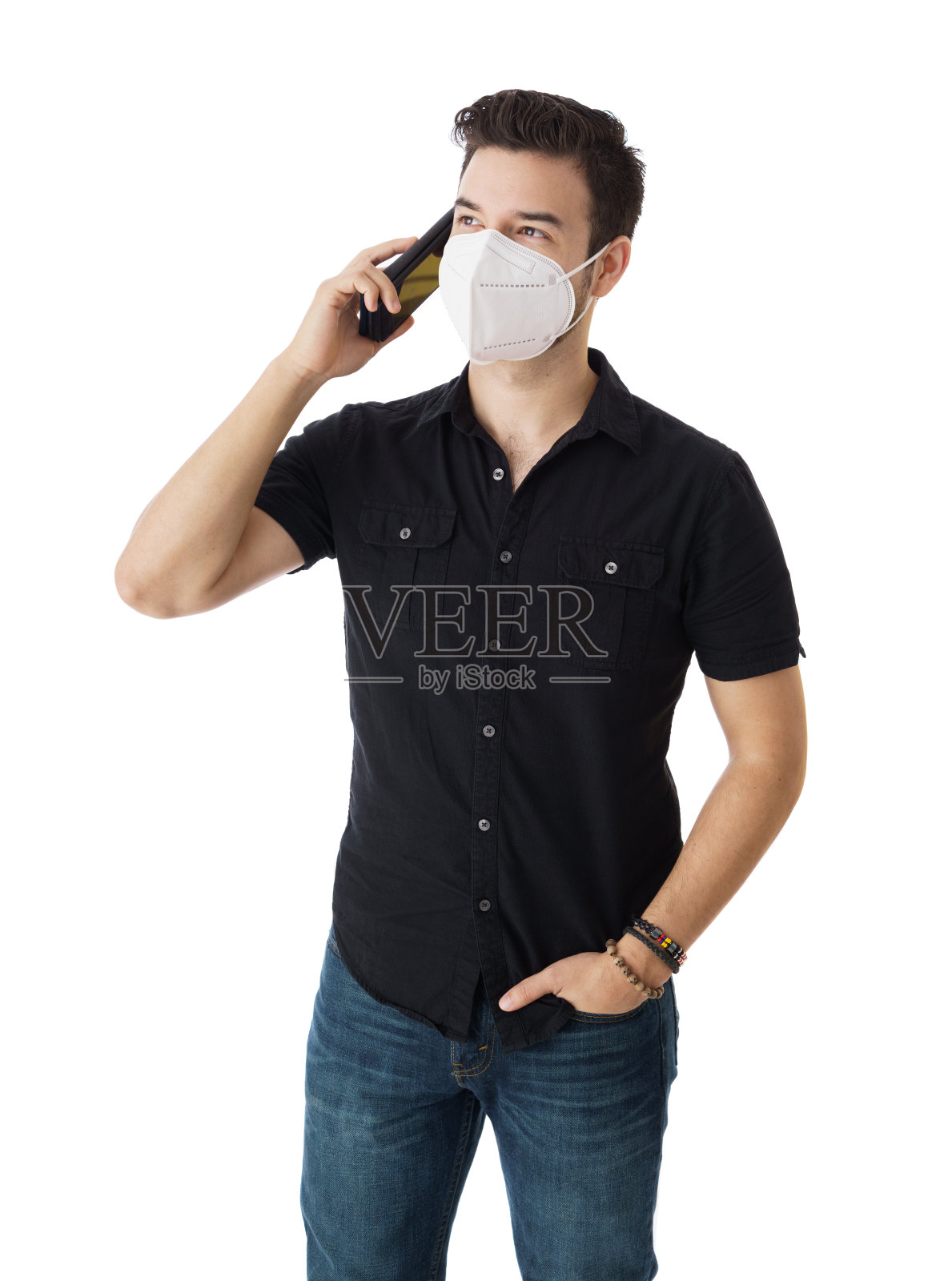 戴口罩的男子使用手机照片摄影图片