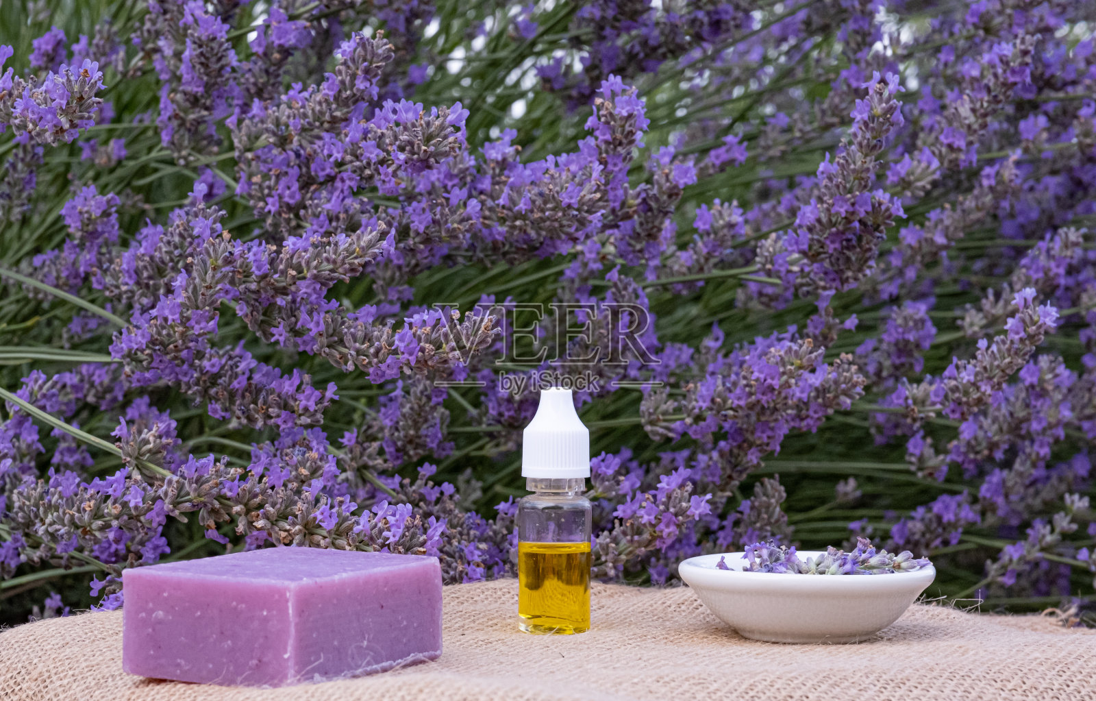 薰衣草香皂和薰衣草油照片摄影图片