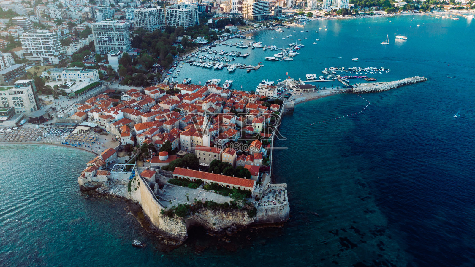 布达瓦的老城，在一个美丽的夏日，黑山。空气的形象。从以上观点。照片摄影图片