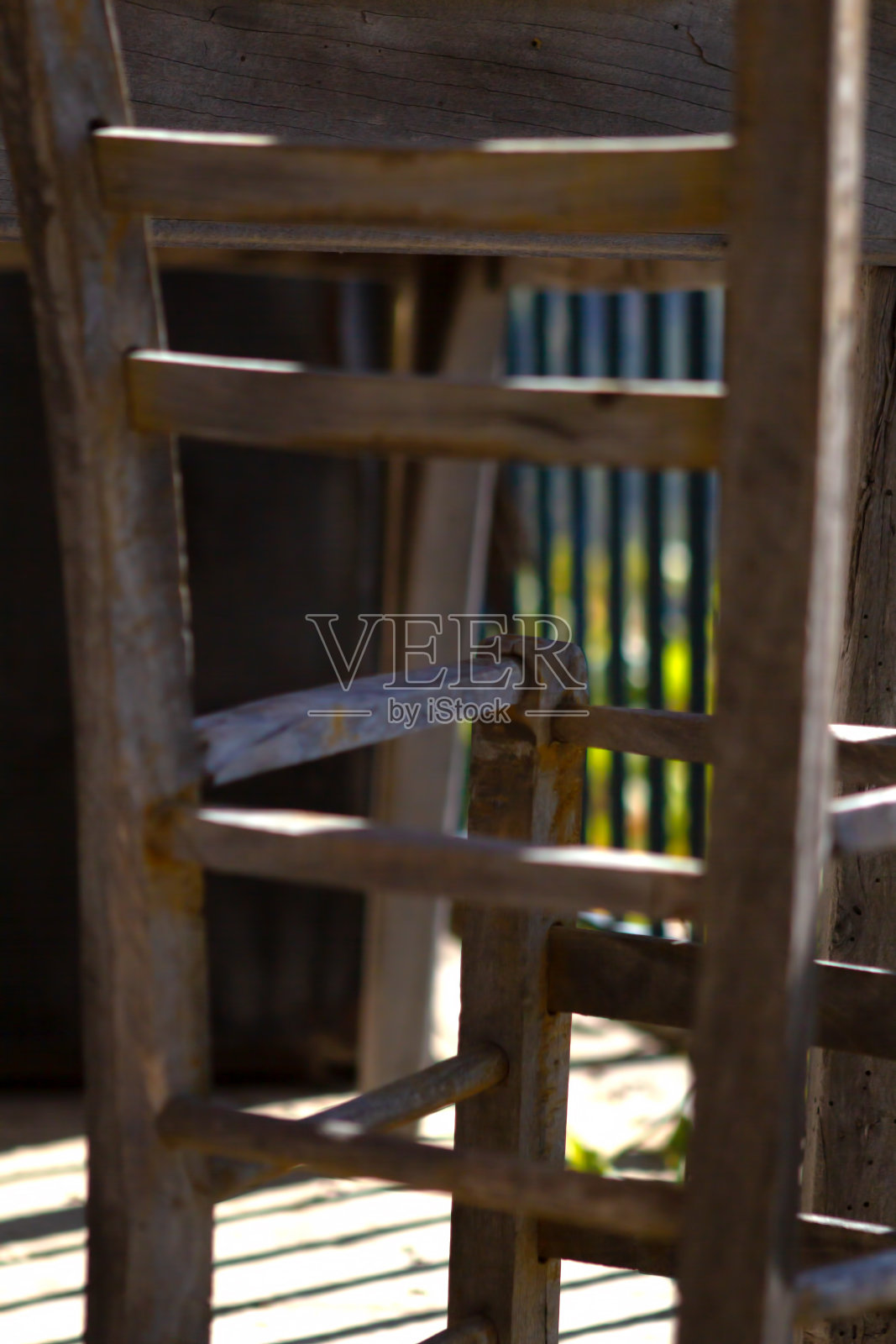 希腊村庄传统民居阳台上破损的传统木椅。照片摄影图片