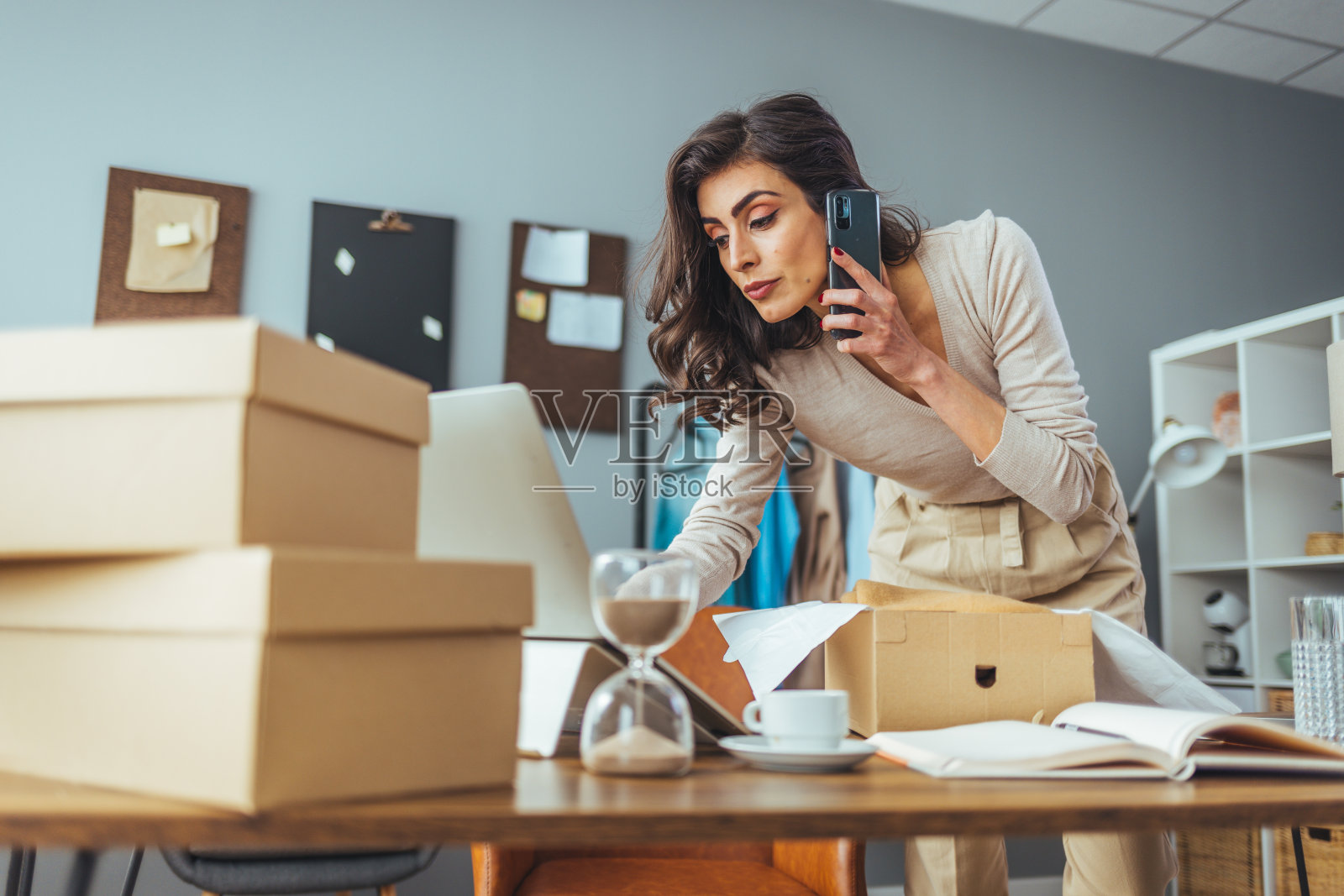 一个积极的商业女性从网上商店发送包裹照片摄影图片