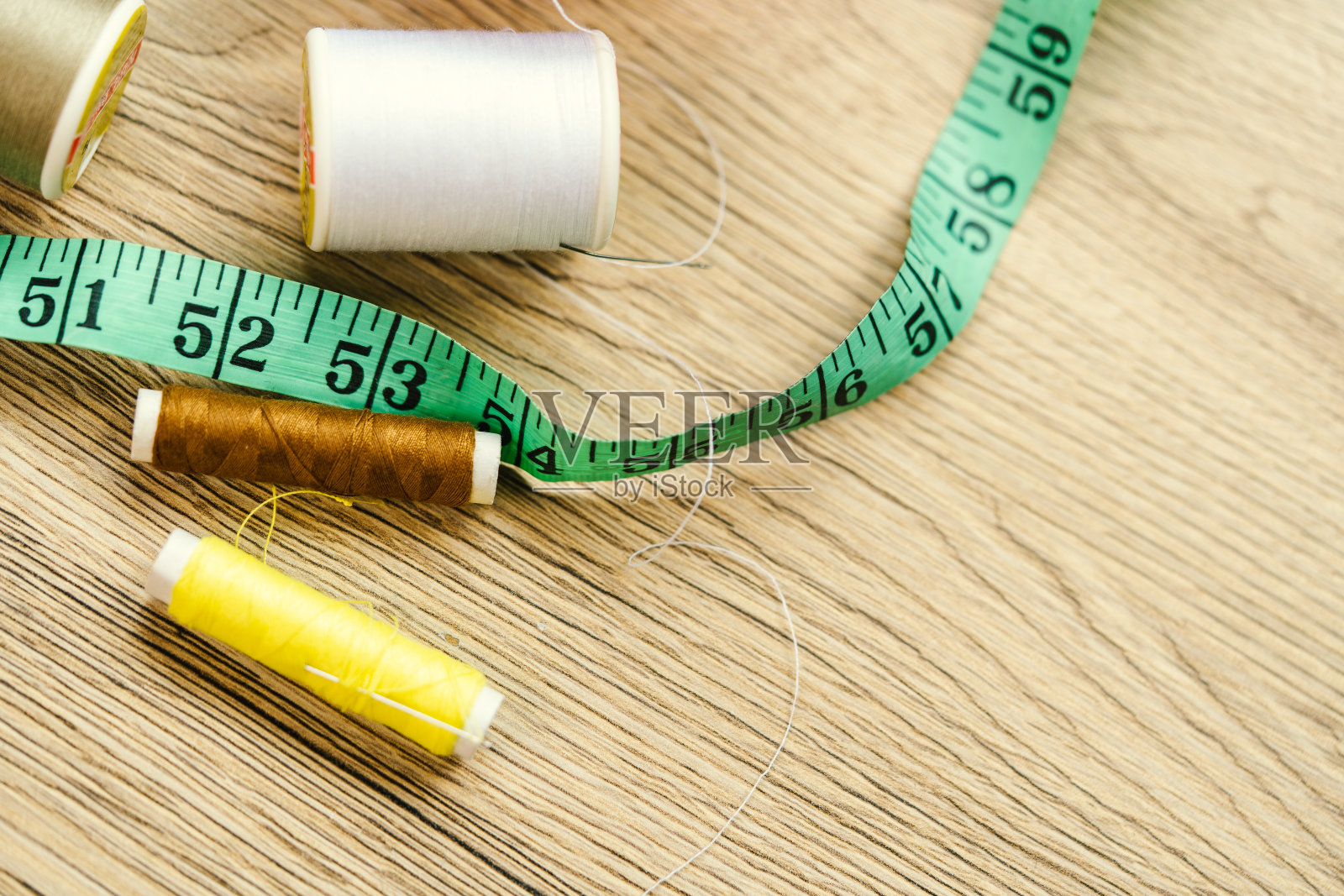 设计设备裁缝放在梳妆台的桌子上照片摄影图片