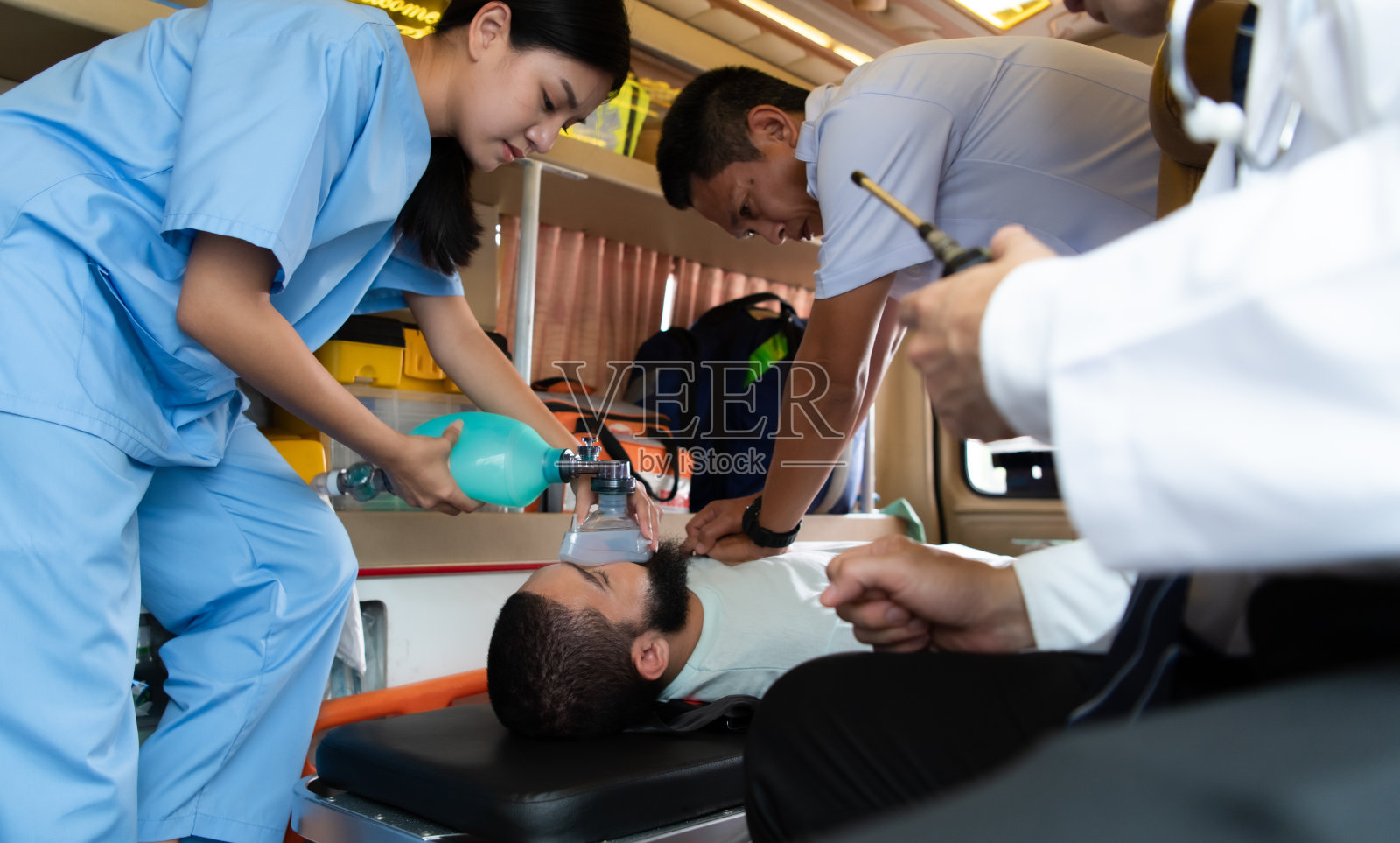 救护车医疗队使用心肺复苏术及手挤压呼吸器进行急救照片摄影图片