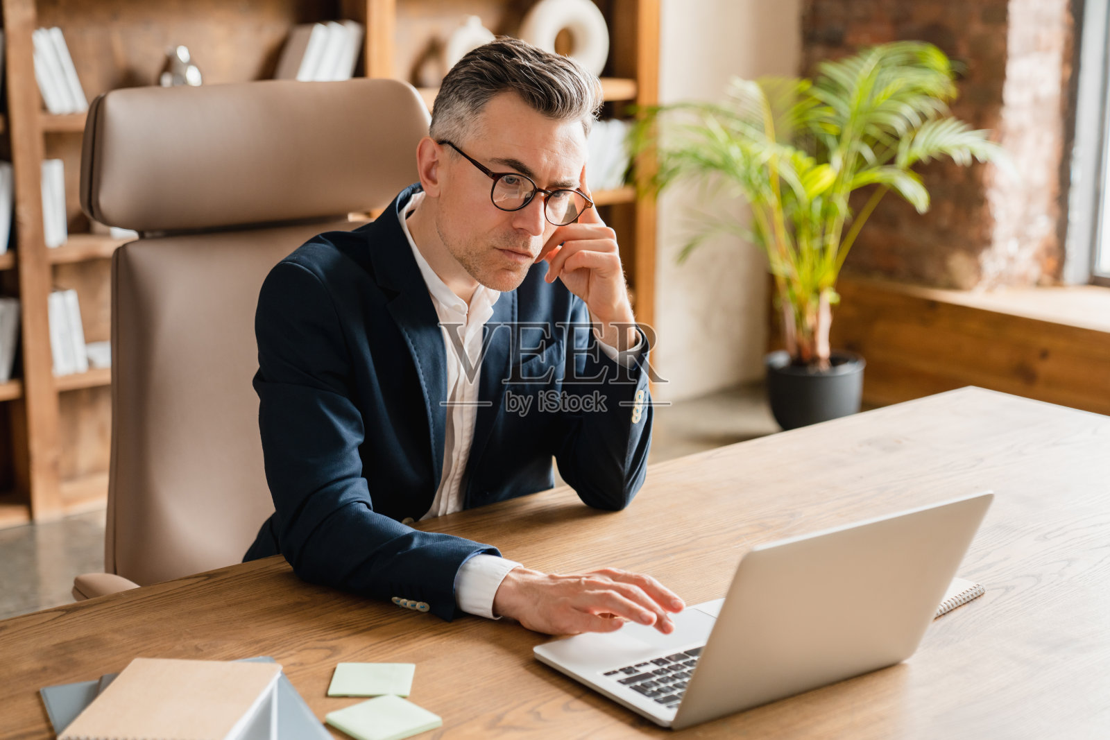 在家办公的成熟中年商人，处理业务问题照片摄影图片