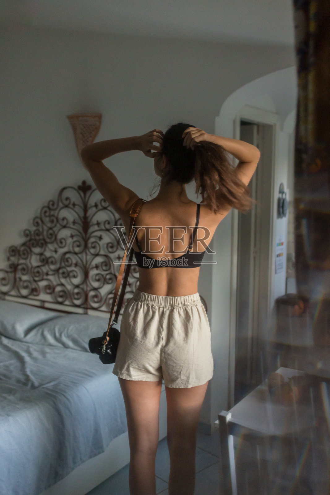 周日早上，一位年轻女子在家里休息照片摄影图片