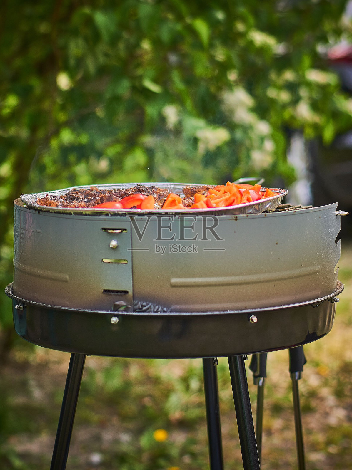 室外烤架的垂直选择性聚焦照片摄影图片