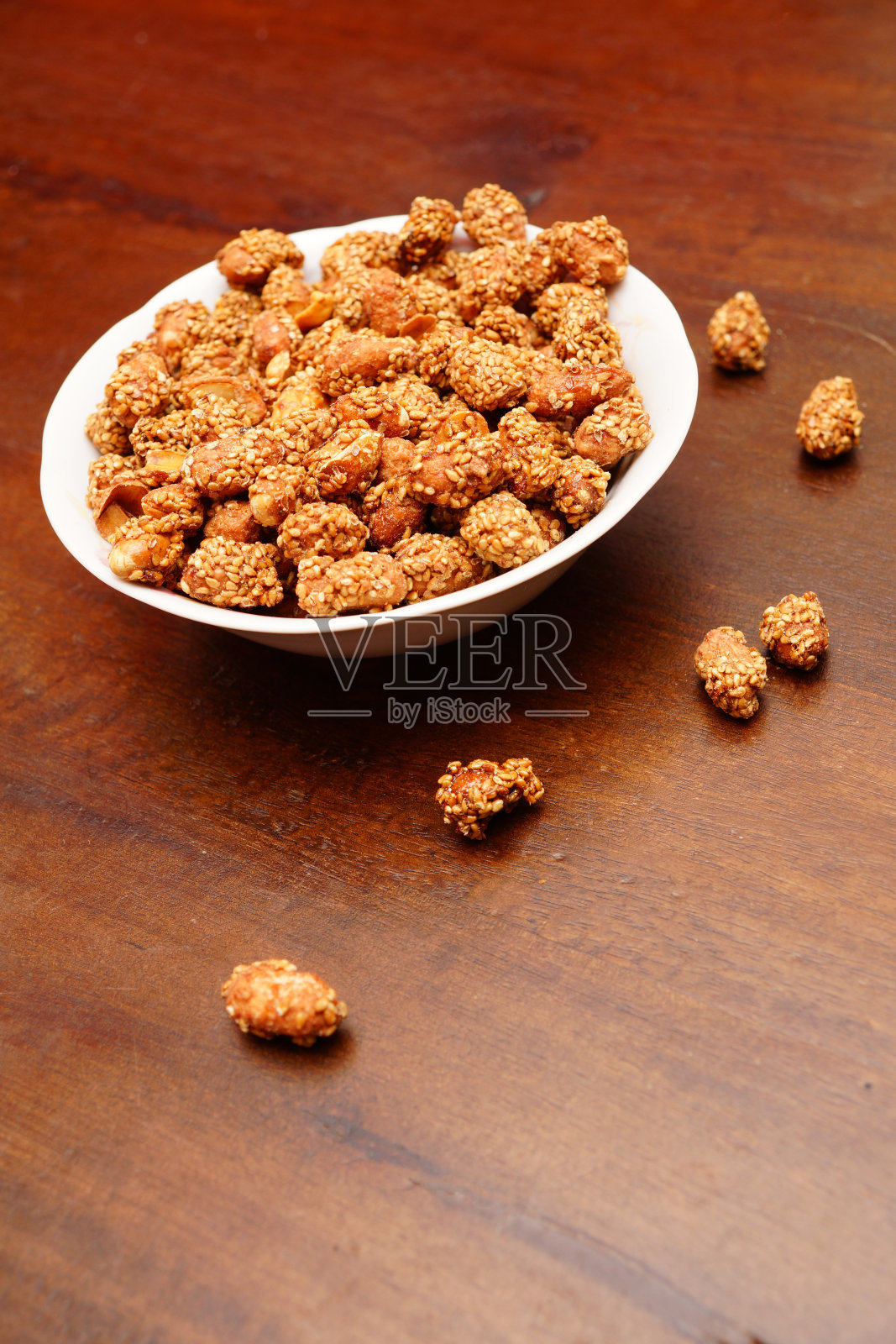 甜花生在碗里照片摄影图片