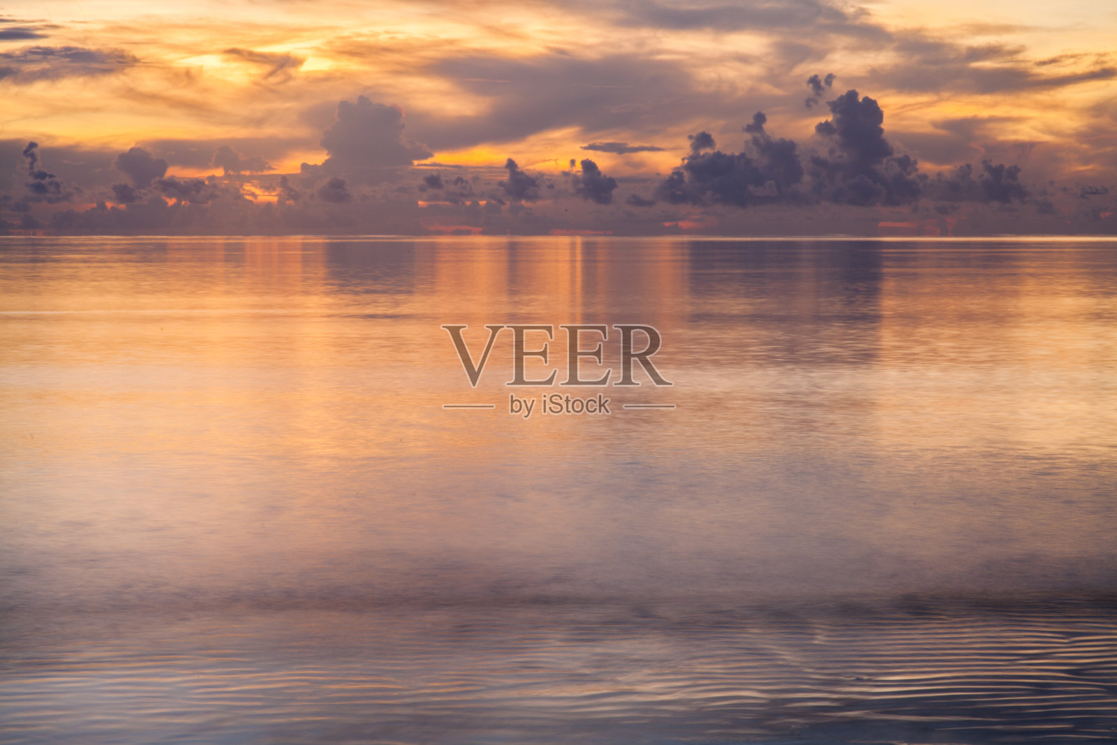 夕阳下的沙滩上的气氛照片摄影图片