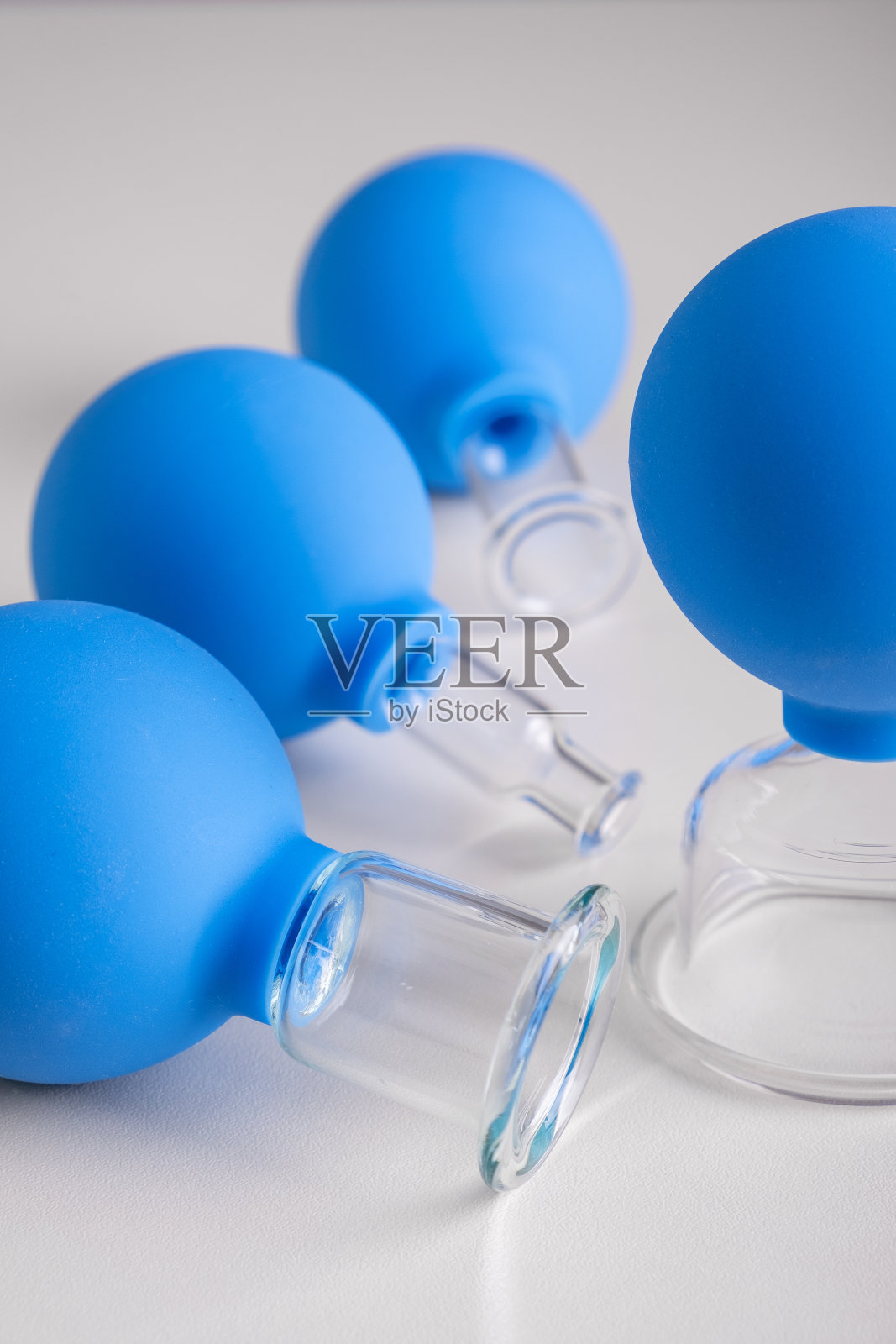 木桌上放着真空面部按摩用的真空壶照片摄影图片