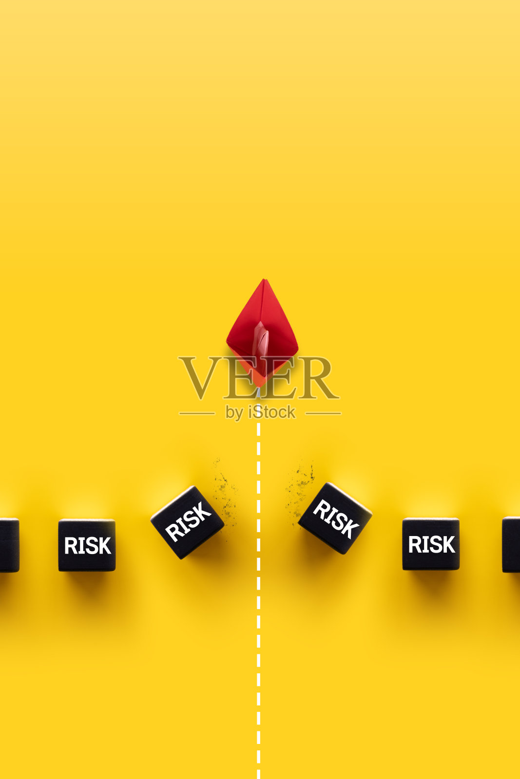 风险——木块上的铭文照片摄影图片