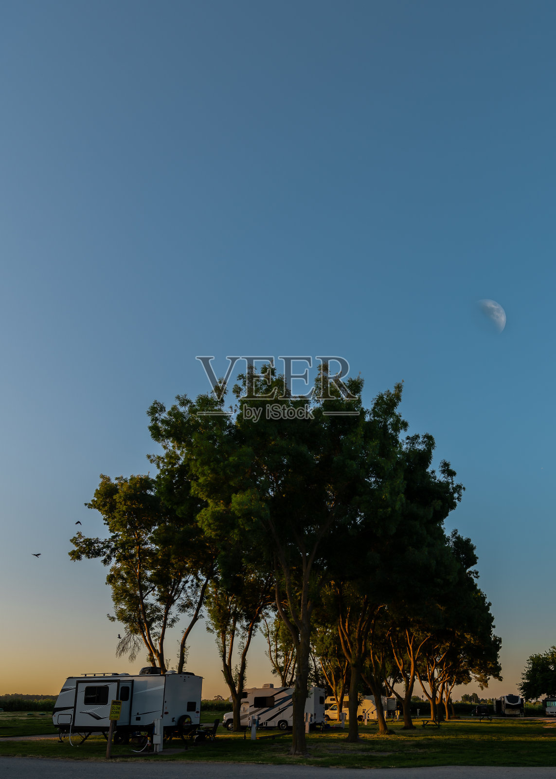 在不断上升的天空下露营照片摄影图片