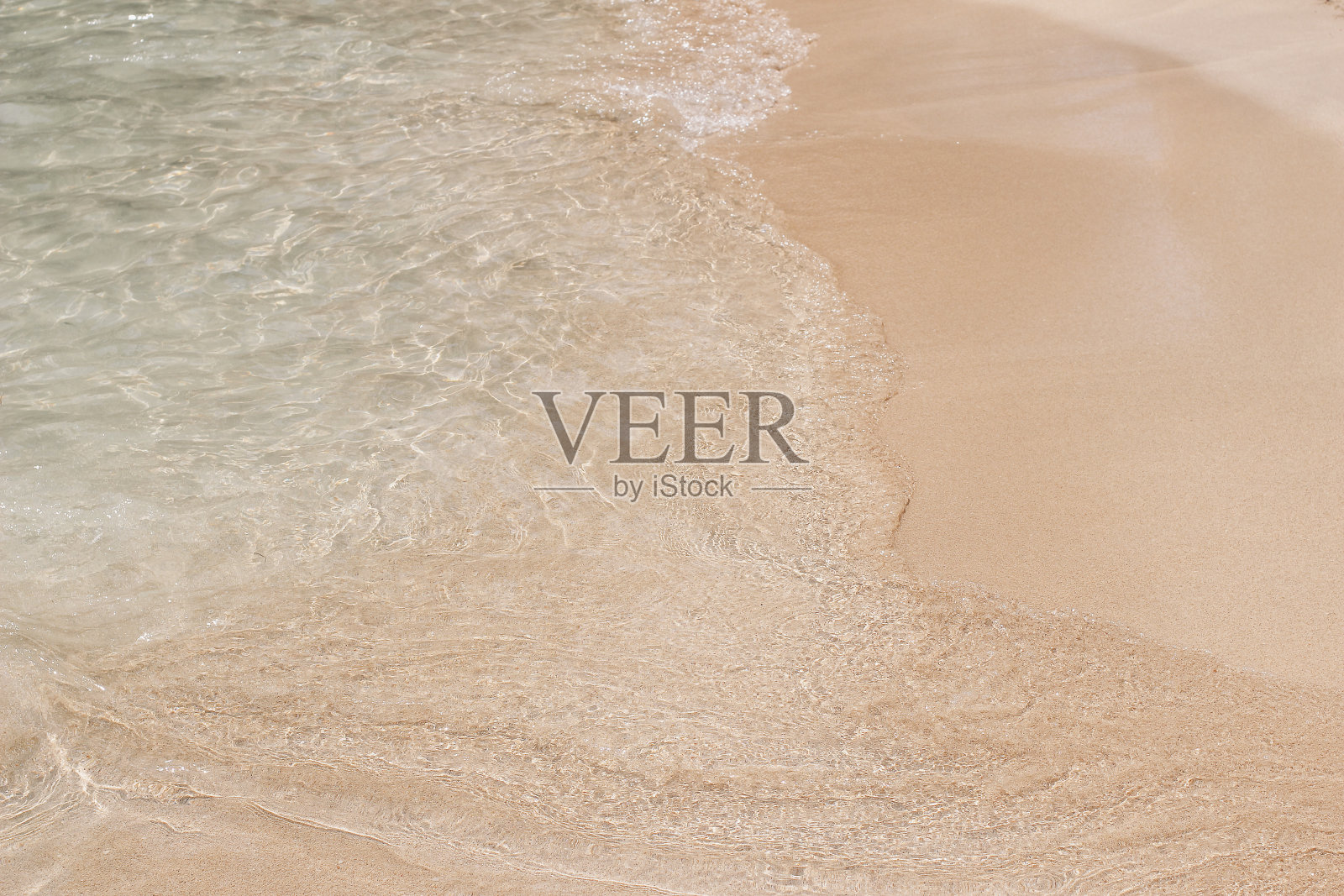 地中海的海浪。黄色的沙滩和清澈的碧绿的海水。美丽的马略卡岛海岸线景观。巴利阿里群岛，西班牙，欧洲。夏季旅游理念，旅游目的地。照片摄影图片