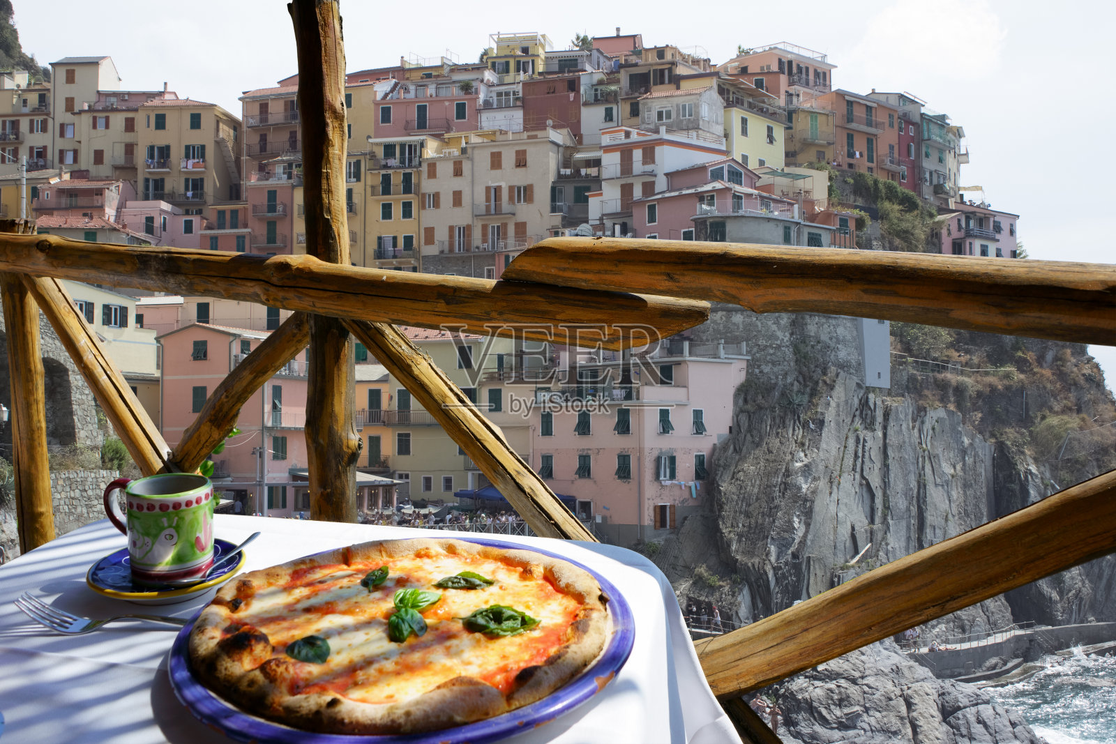 意大利披萨玛格丽塔服务在露台俯瞰Riomaggiore，五地块照片摄影图片