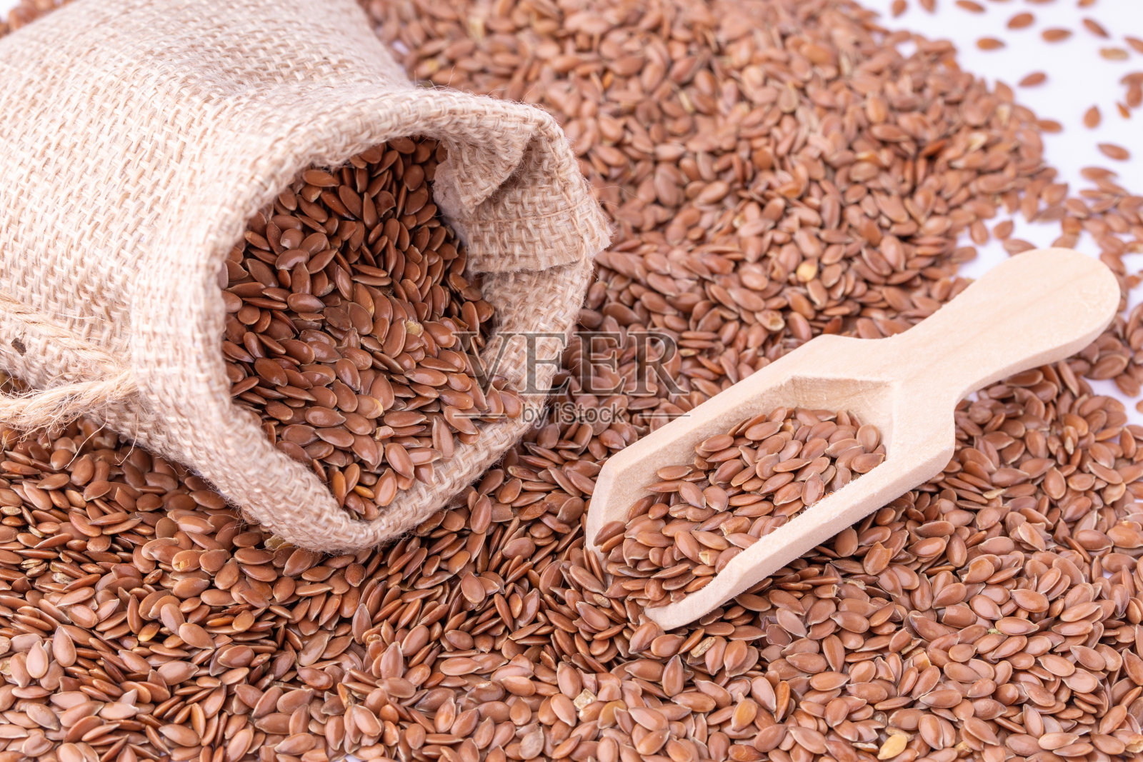 亚麻种子特写，俯视图，亚麻种子在木勺和亚麻袋，天然产品。高质量的照片照片摄影图片
