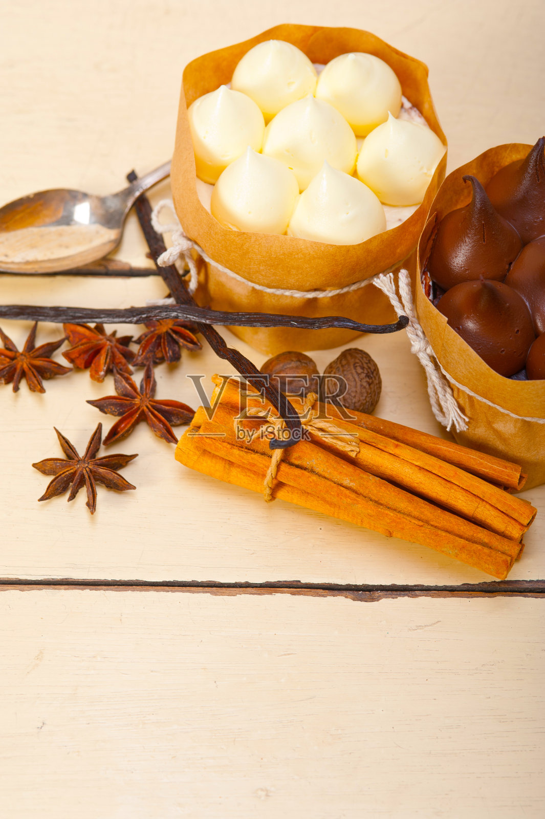 巧克力香草和香料奶油蛋糕甜点照片摄影图片