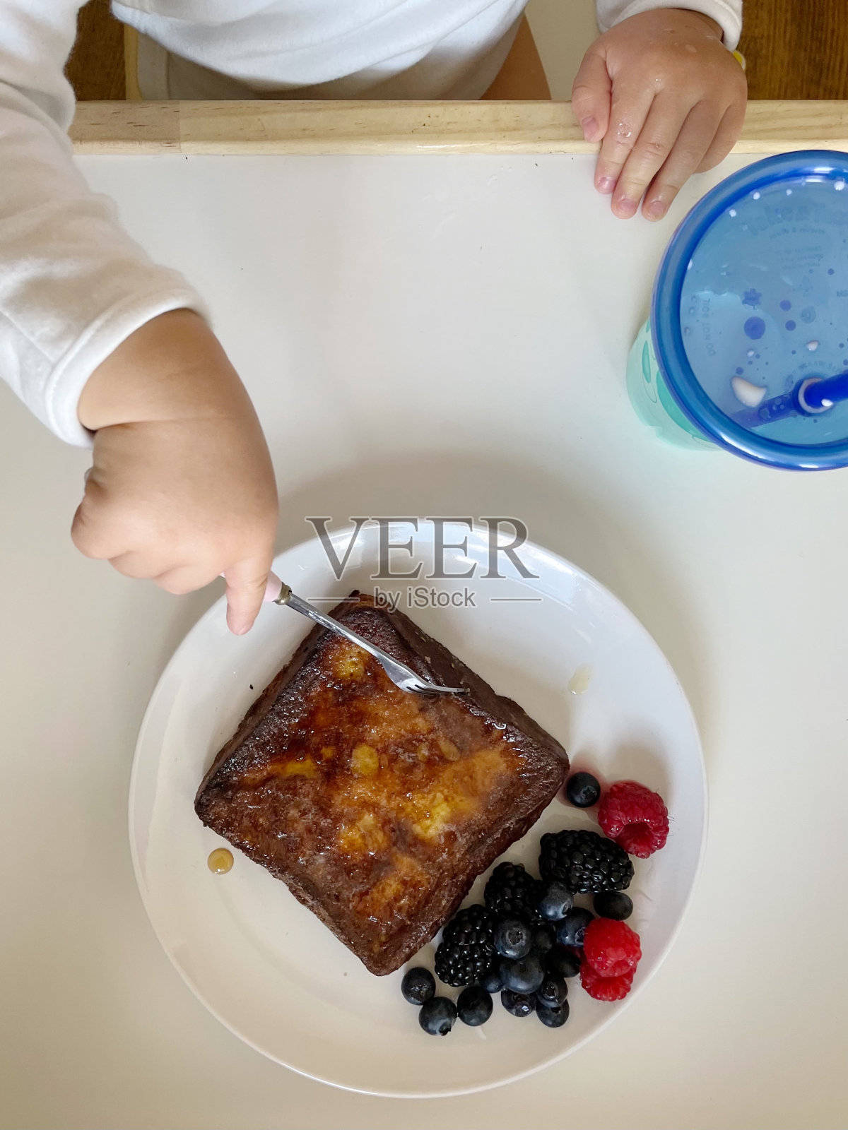 宝宝的第一个法式吐司照片摄影图片