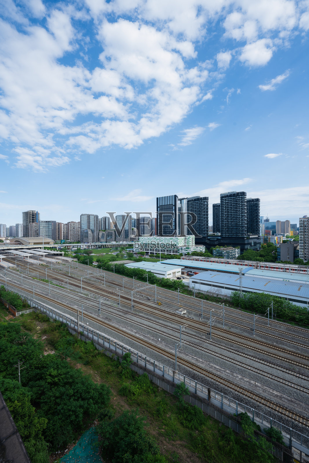 阳光明媚的现代都市照片摄影图片