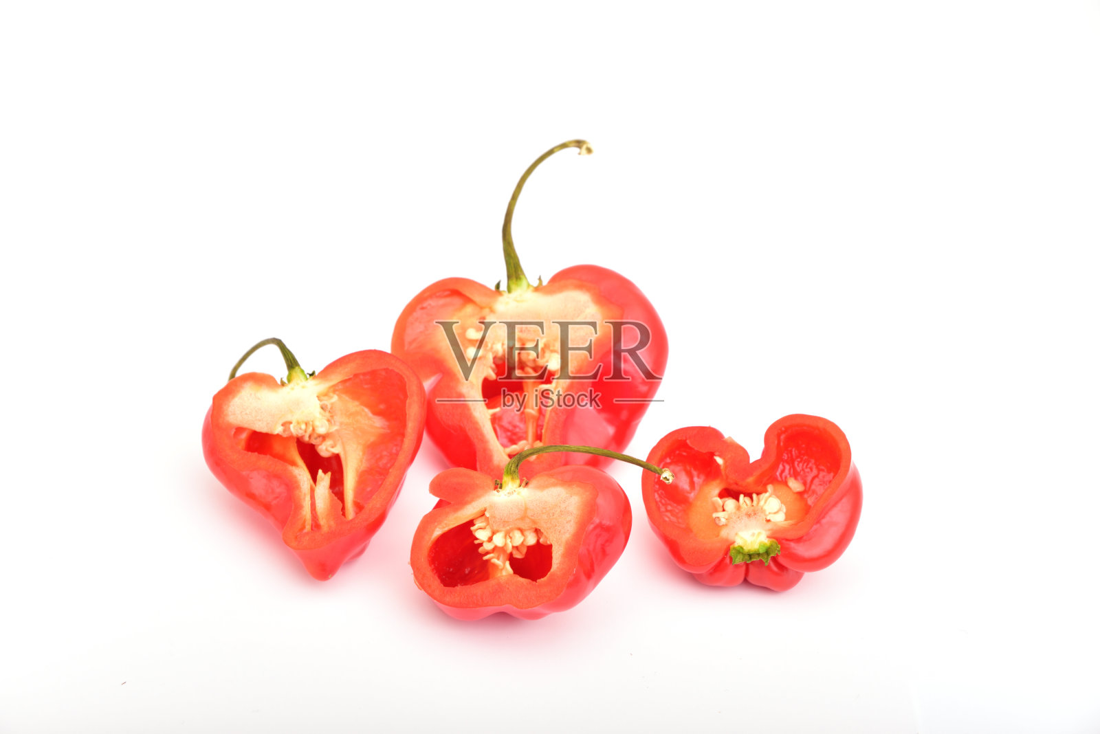 切成片的墨西哥胡椒，在白色背景上分离照片摄影图片