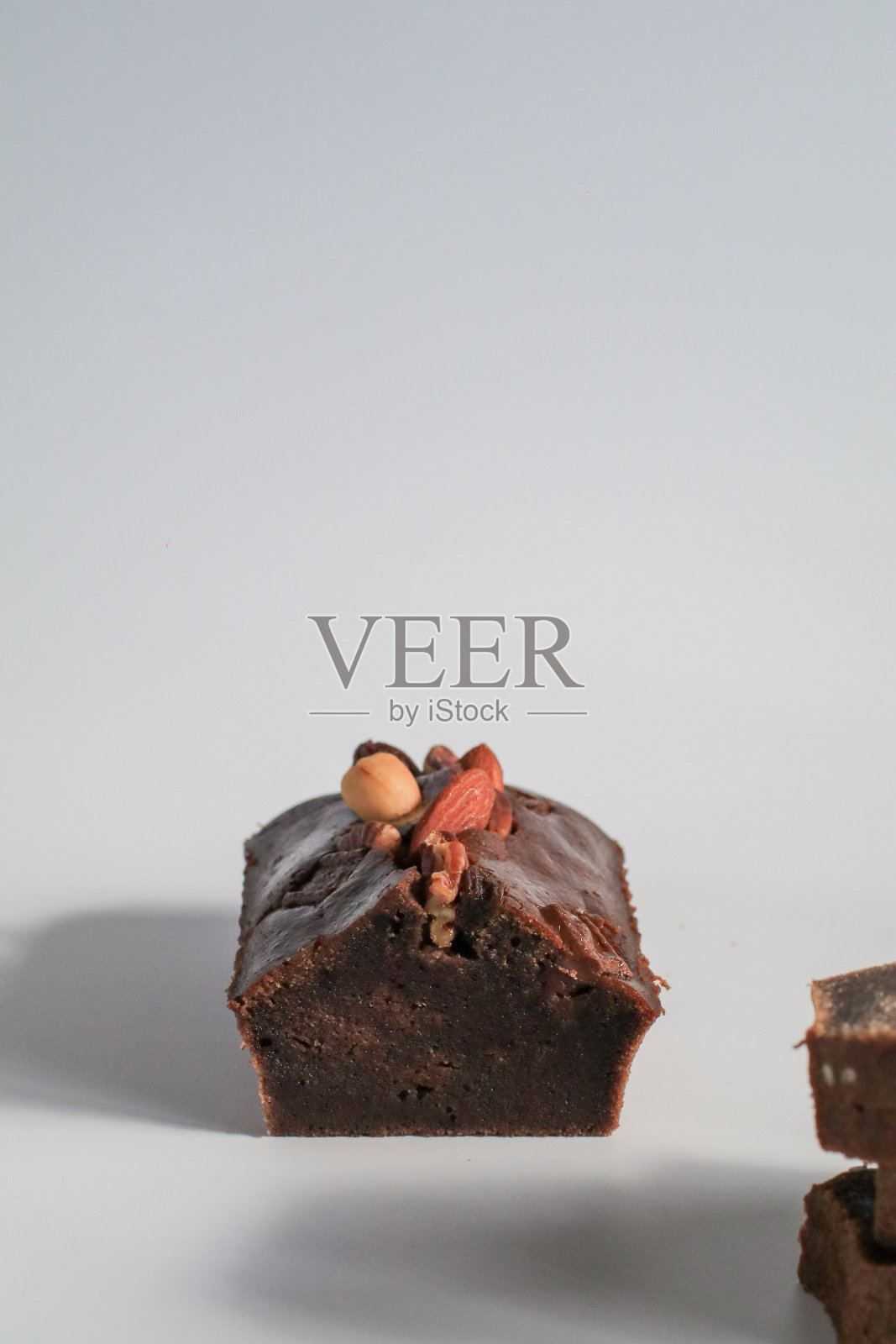 香蕉面包与坚果在阳光下的白色背景。早上早餐背景。关闭视图。照片摄影图片