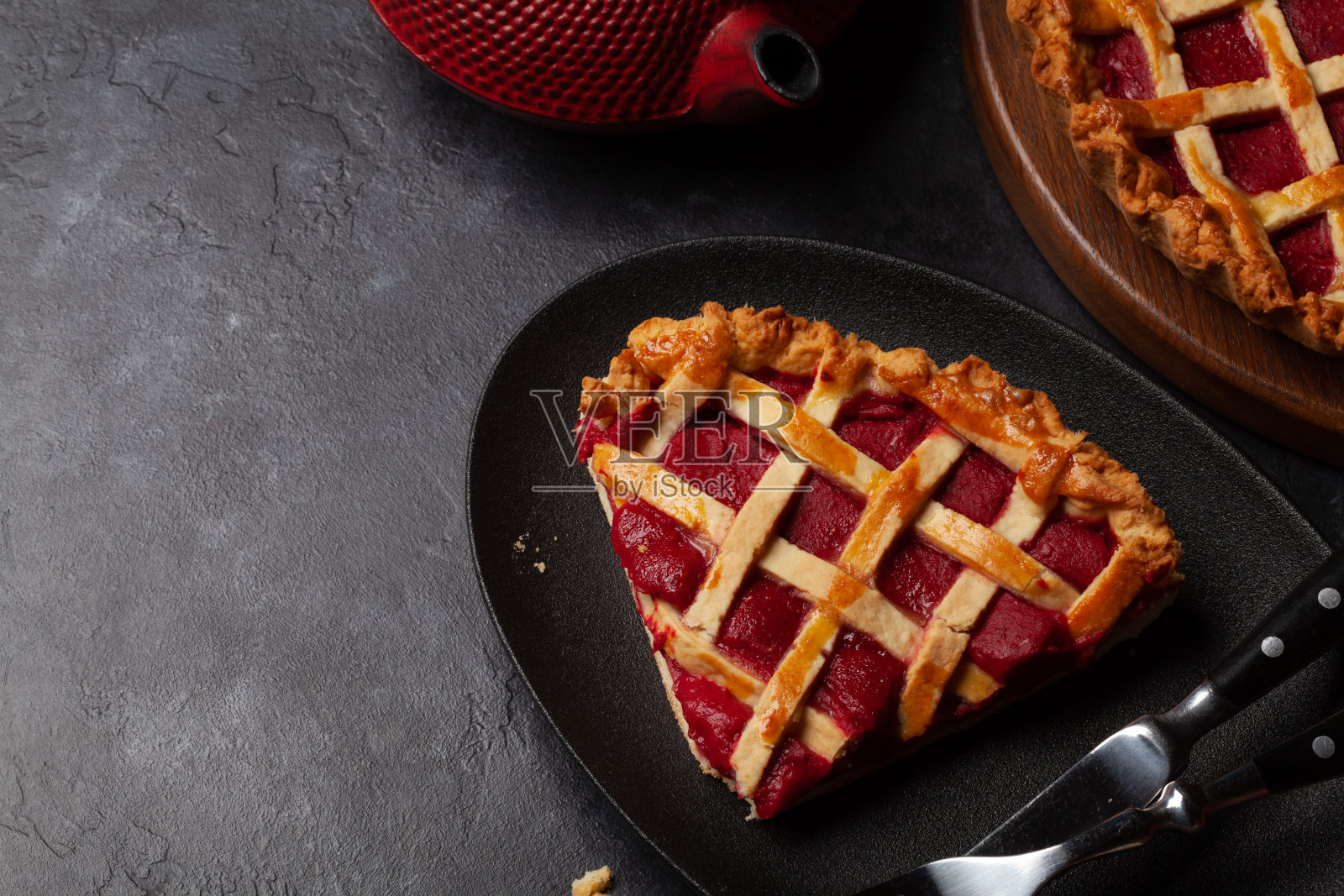 甜覆盆子草莓酱蛋糕照片摄影图片