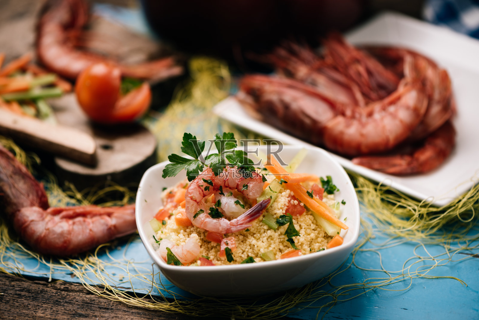 玛扎拉·德尔瓦洛的蒸粗麦鱼配对虾照片摄影图片