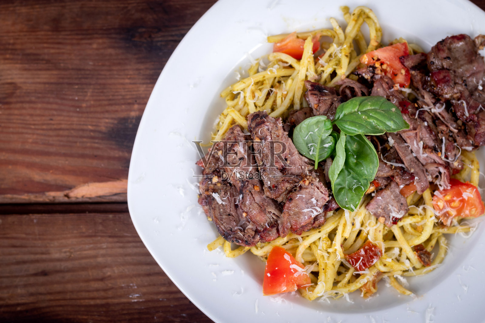 烤牛腩排配罗勒香蒜酱生酮意大利面照片摄影图片