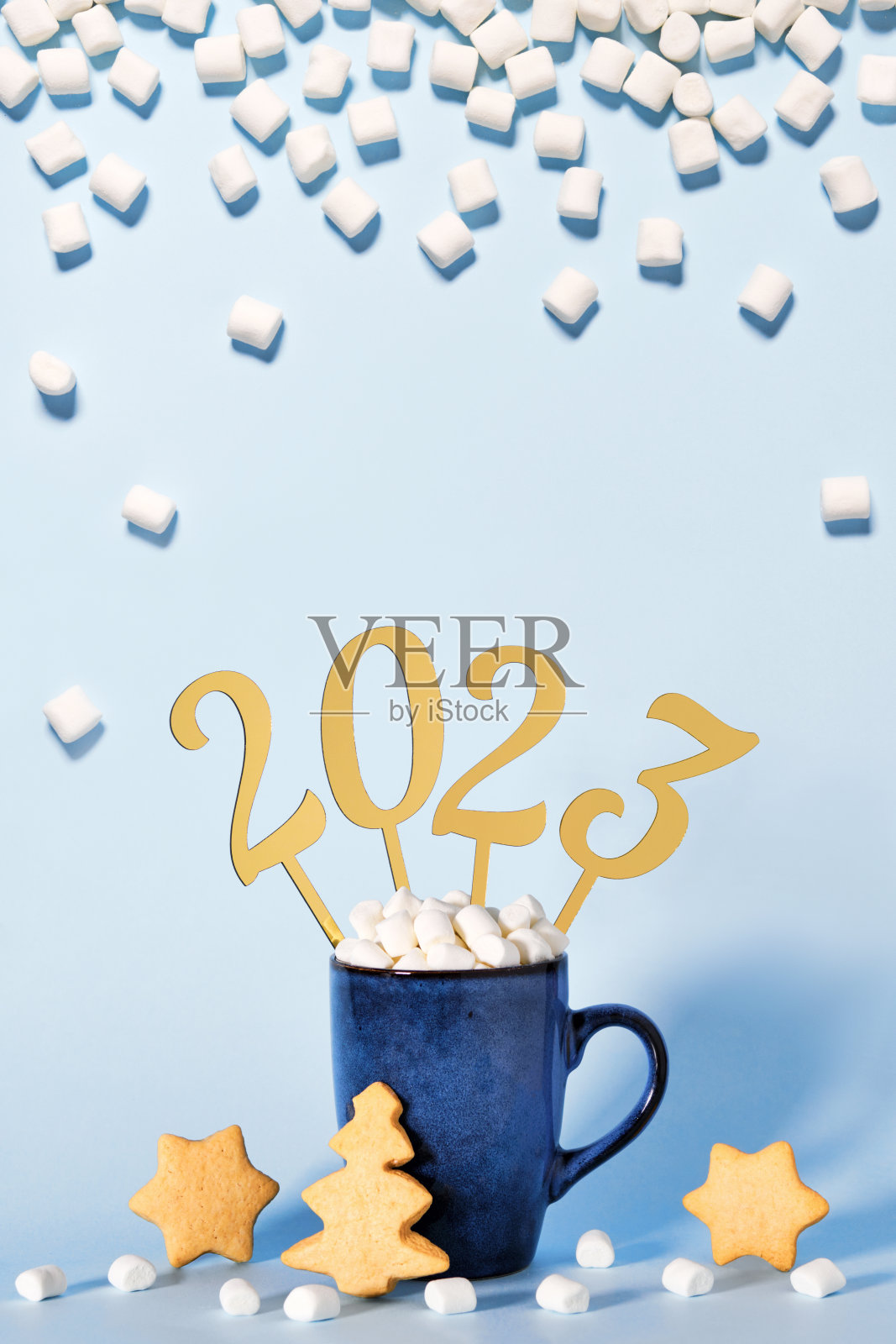 2023年圣诞节或新年创意概念。蓝色可可杯，棉花糖，金色号码2023，复印空间照片摄影图片