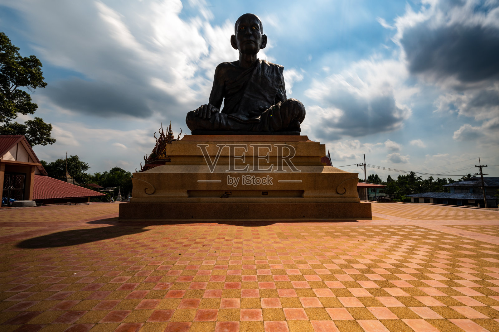 2022年8月14日，泰国，差春骚:圣查恩寺，琅佛鲁昂户外佛像照片摄影图片
