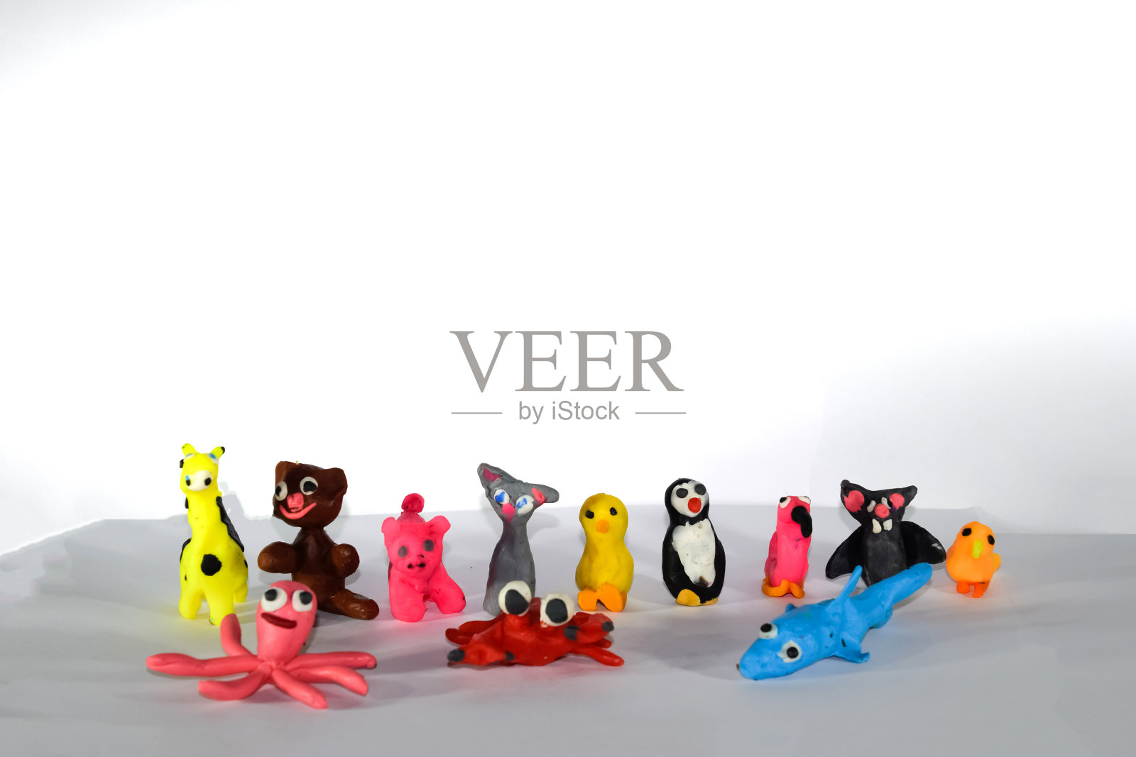 一套白色背景的橡皮泥玩具。用橡皮泥制成的动物玩具。照片摄影图片