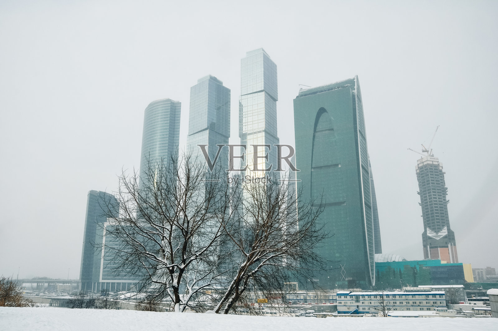 俄罗斯莫斯科——2019年12月，冬季的莫斯科城市天际线照片摄影图片