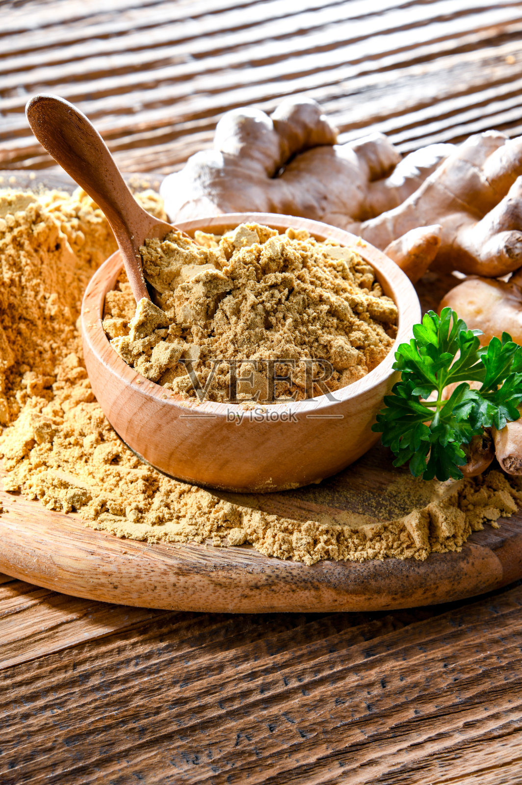 一碗姜粉和鲜根茎照片摄影图片