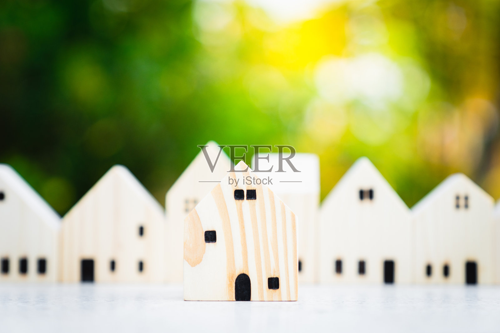 木桌上的房屋模型：房地产保险和经济适用房概念照片摄影图片