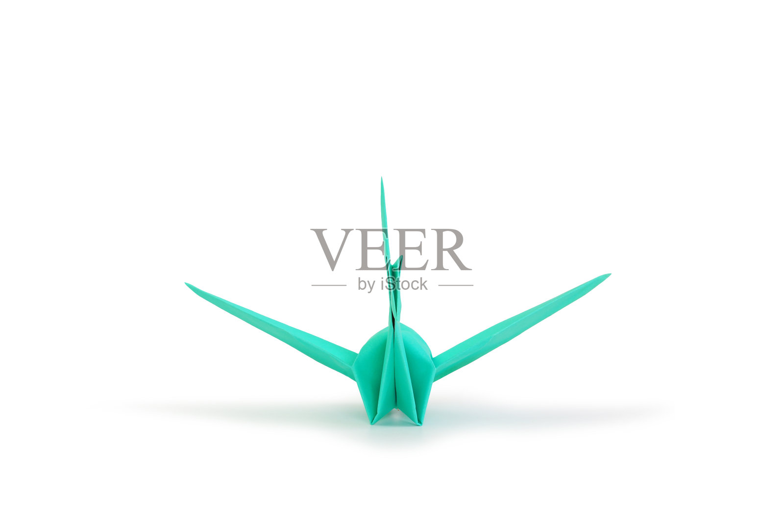 折纸鸟孤立在白色的工作室背景。图像与剪贴路径和复制空间照片摄影图片