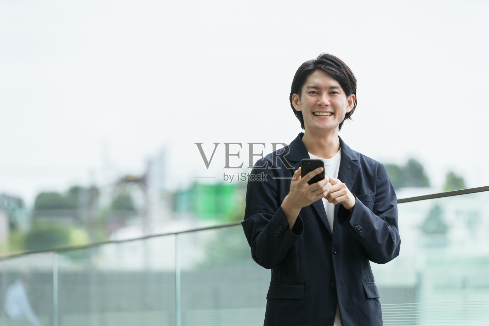 男人有了智能手机和物联网照片摄影图片